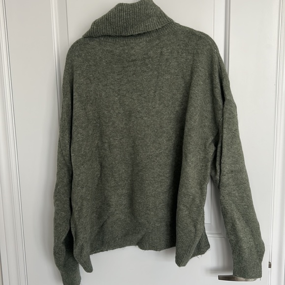 H&M Sweater - Picture 3 of 4